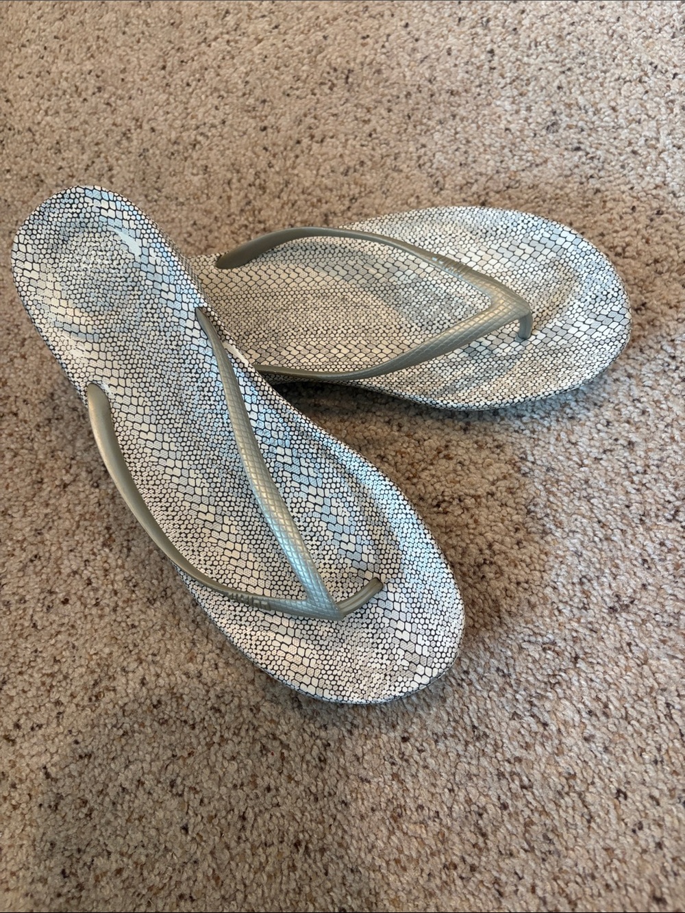 Fitflop Women’s Silver Snake-Print Thong Sandals
